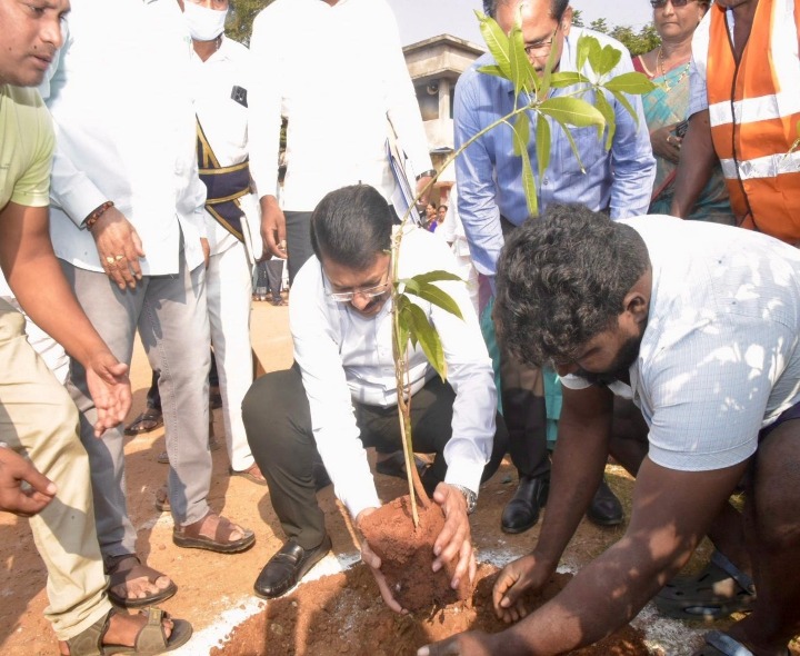 స్వర్ణాంధ్ర-స్వచ్చాంద్రా కార్యక్రమంలో పాల్గొన్న జిల్లా కలెక్టర్