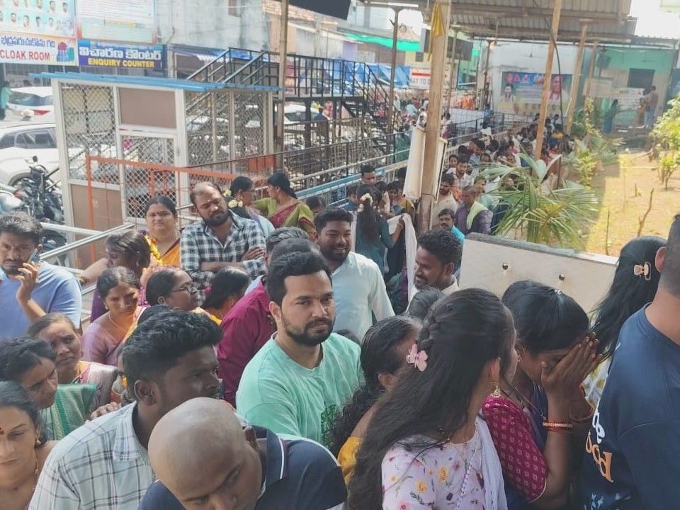 ధర్మపురి ఆలయంలో భక్తుల రద్దీ