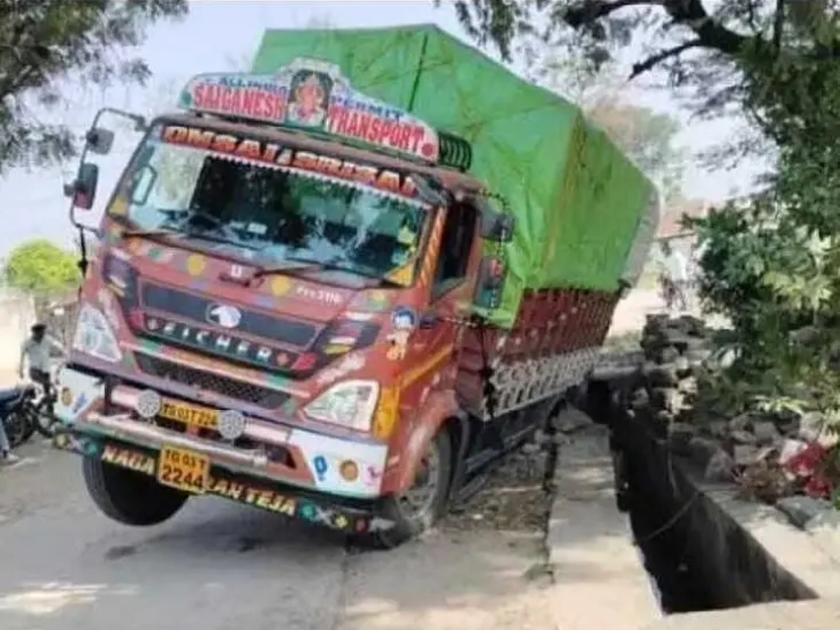 మురికి కాల్వలోకి దూసుకెళ్లిన డీసీఎం