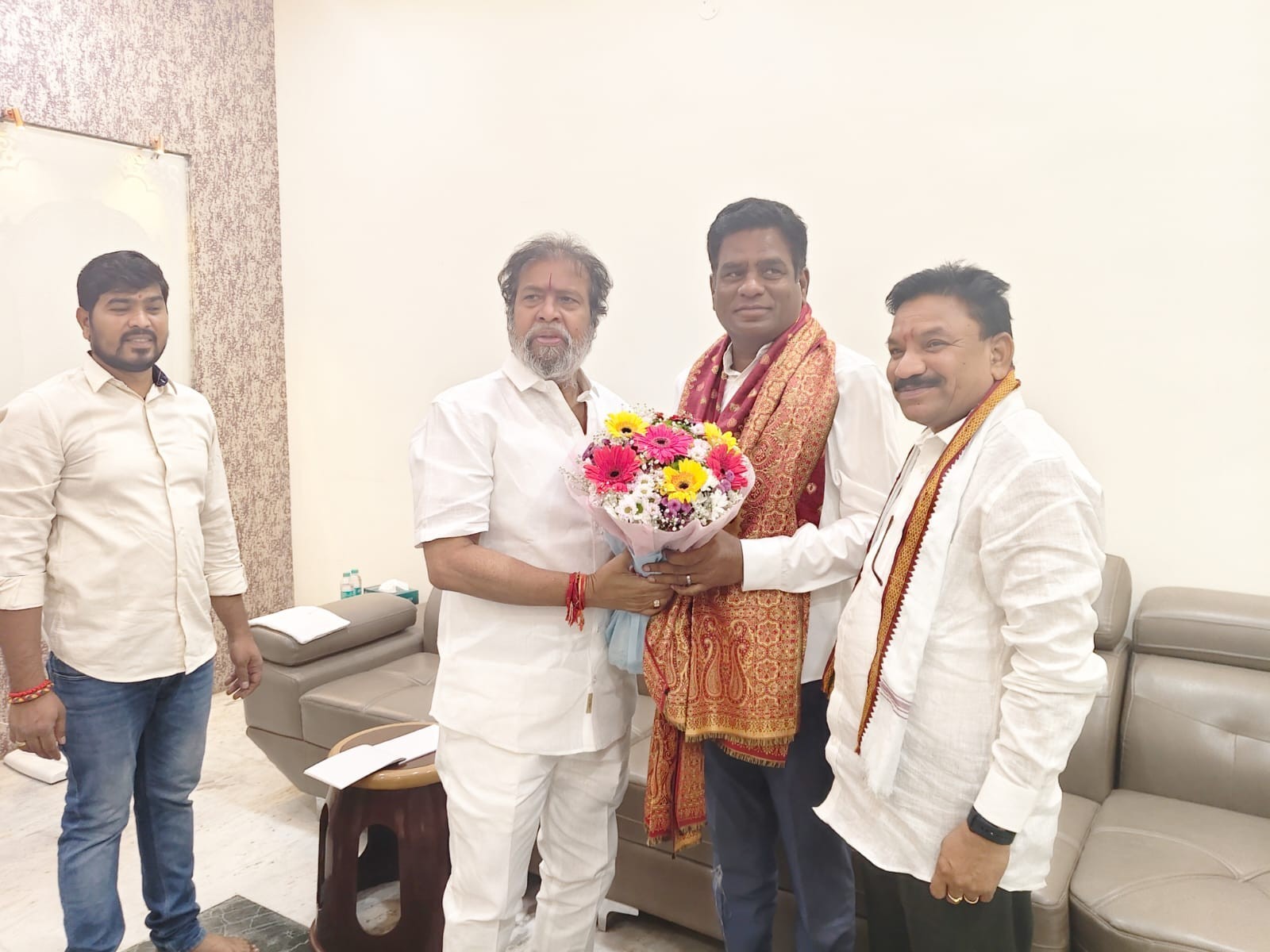 ఎమ్మెల్సీని సన్మానించిన మంత్రి దామోదర