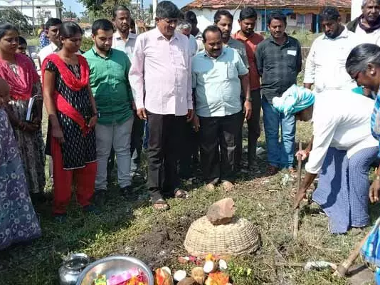 ఇందిరమ్మ ఇళ్లను ఆకస్మిక తనిఖీ