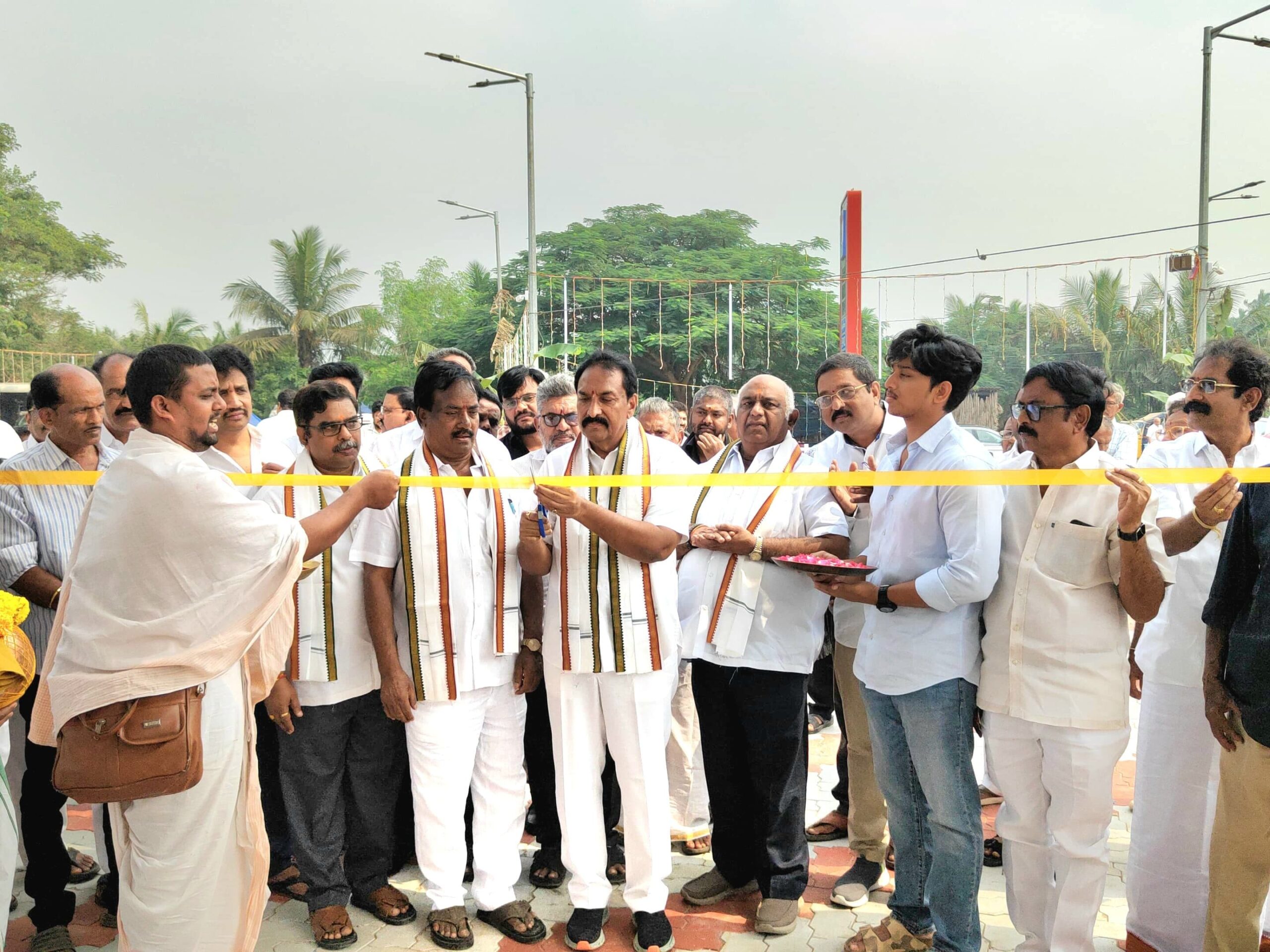 పెట్రో పార్క్‌ను ప్రారంభించిన ఎమ్మెల్యే బండారు