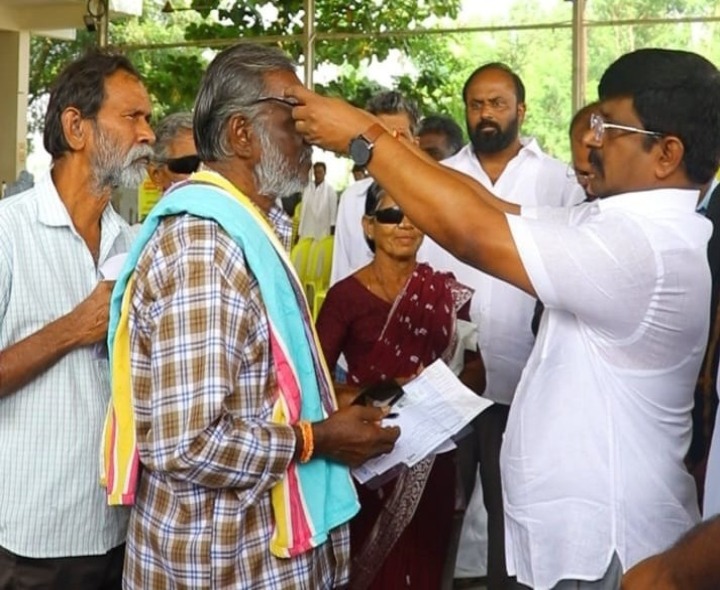 ఉచిత మెగా కంటి వైద్య శిబిరాన్ని పరిశీలించిన ఎమ్మెల్యే