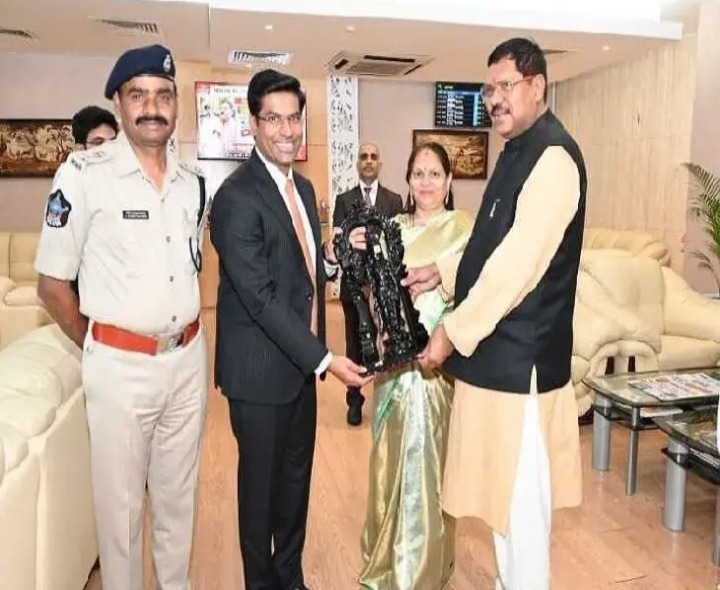 ఎయిర్ పోర్టులో సీజేఐకి ఆత్మీయ వీడ్కోలు