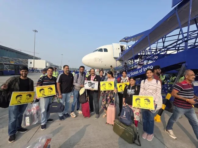 ప్లకార్డులతో సీఎం చంద్రబాబుకు కృతజ్ఞతలు