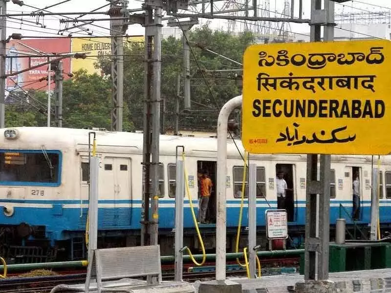 పలు రైళ్ల రీషెడ్యూల్ చేసిన అధికారులు..!