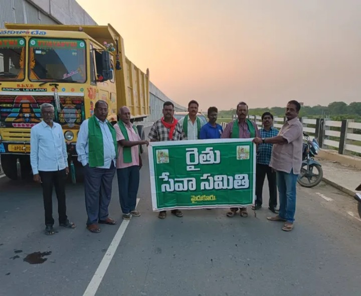 ‘ అధికారులు రైతుకు వెంటనే డబ్బులు చెలించాలి’