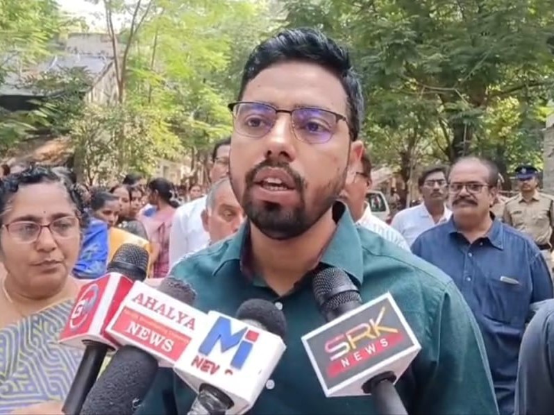 కార్డుల పంపిణీని ఈ నెలాఖరులోగా పూర్తి చేస్తాం: JC