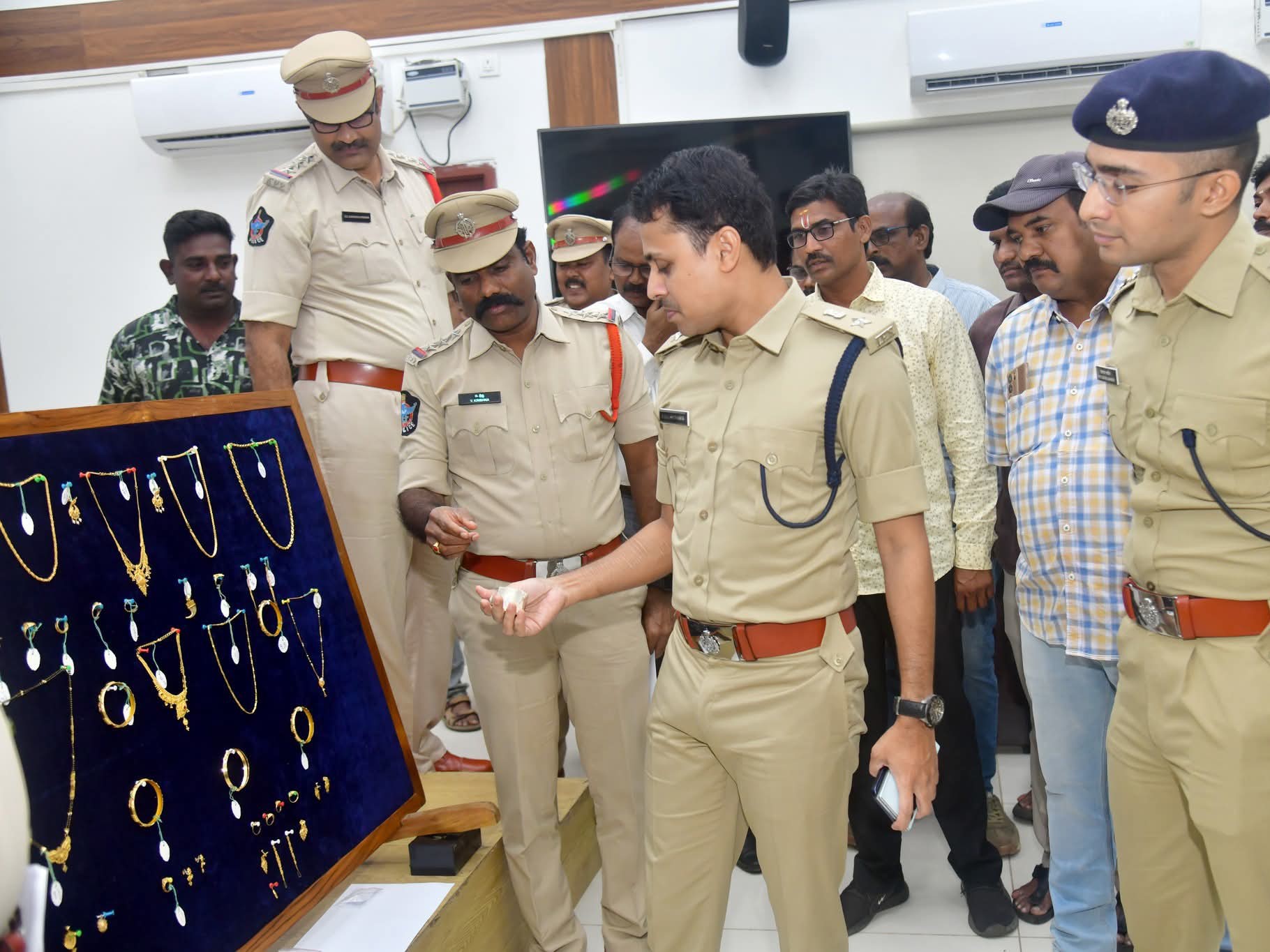 దొంగల నుంచి విలువైన ఆభరణాల స్వాధీనం: ఎస్పీ