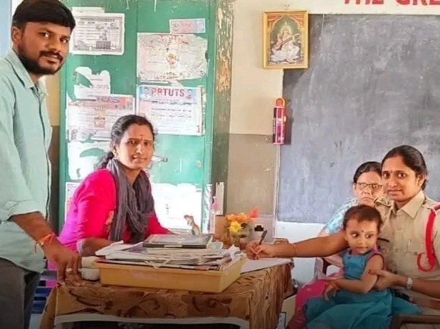 ప్రభుత్వ పాఠశాలలో కూతుర్ని చేర్పించిన ఎస్సై