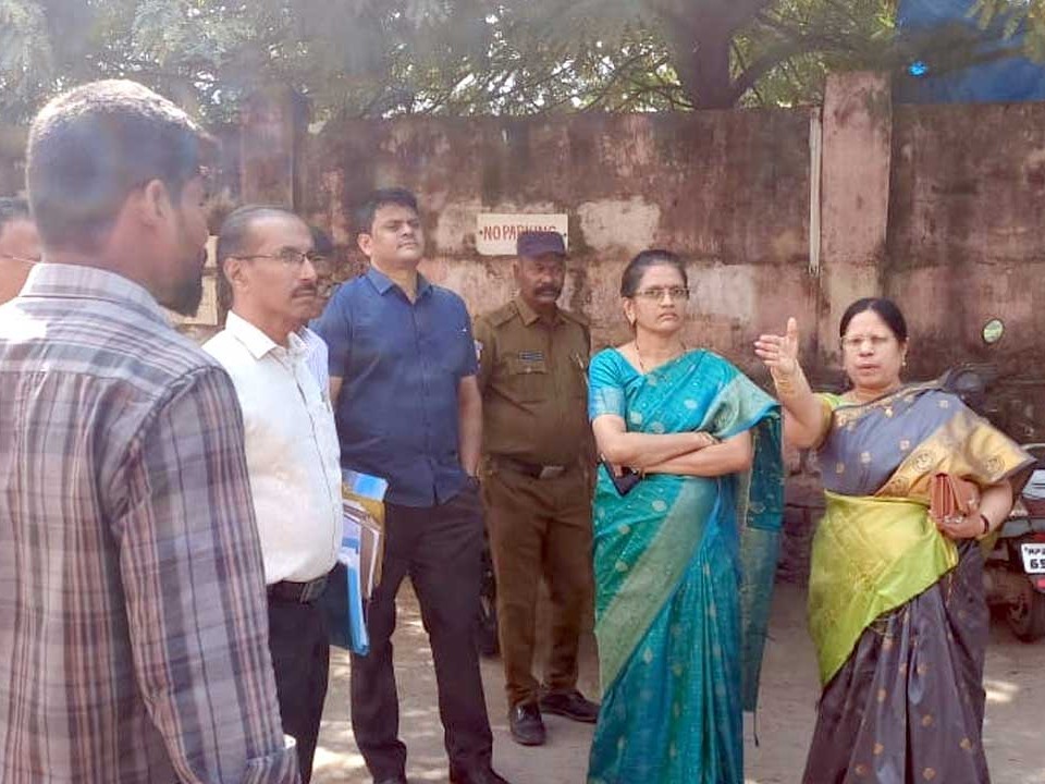 ప్రయాణికులకు సౌకర్యాలను మెరుగుపరచాలి: