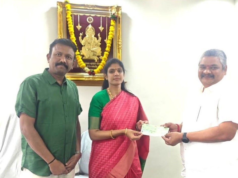 అభివృద్ధి పనులకు విరాళం అందజేత