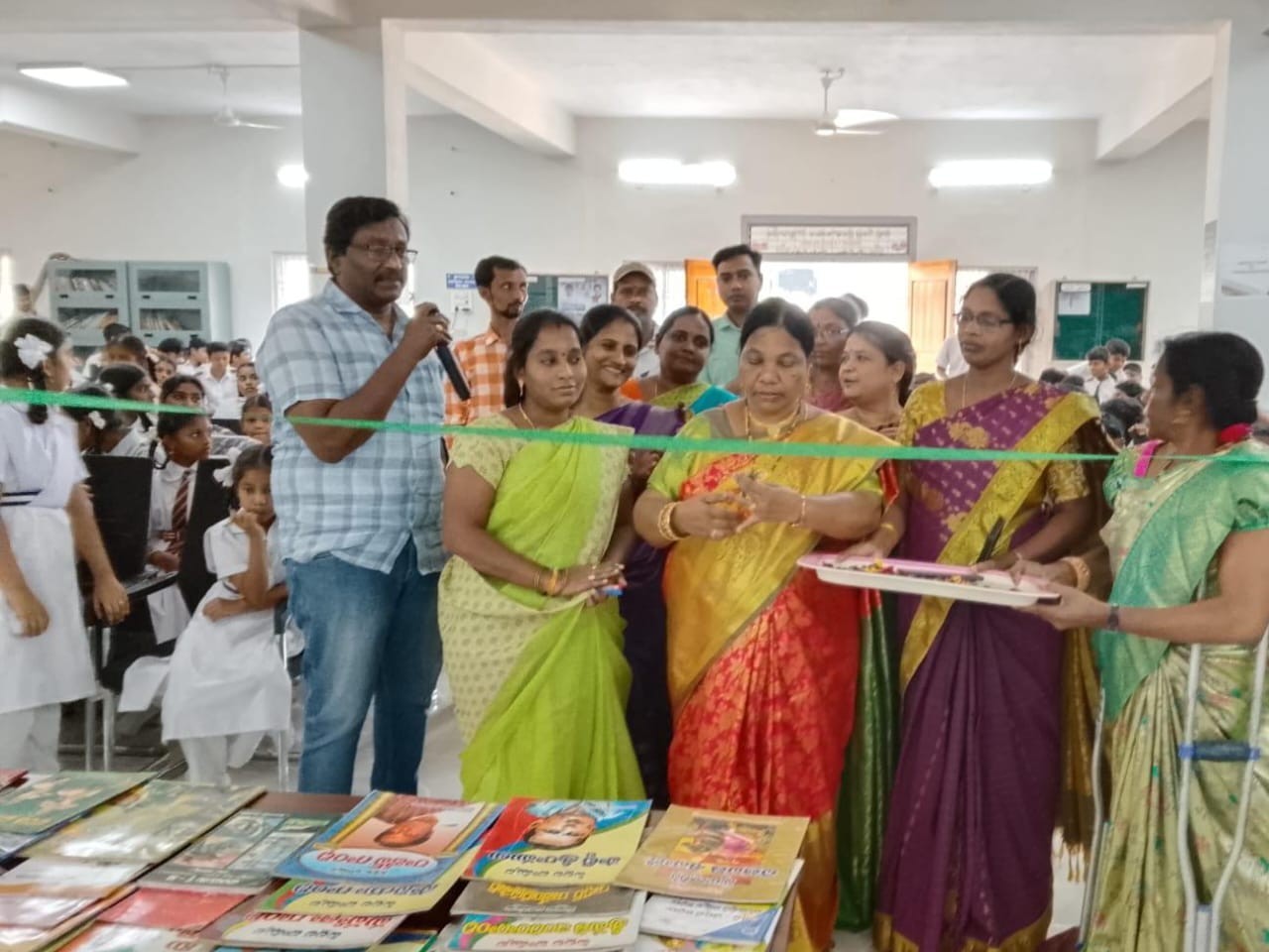 గ్రంథాలయంలో రెండవ రోజు పుస్తక ప్రదర్శన