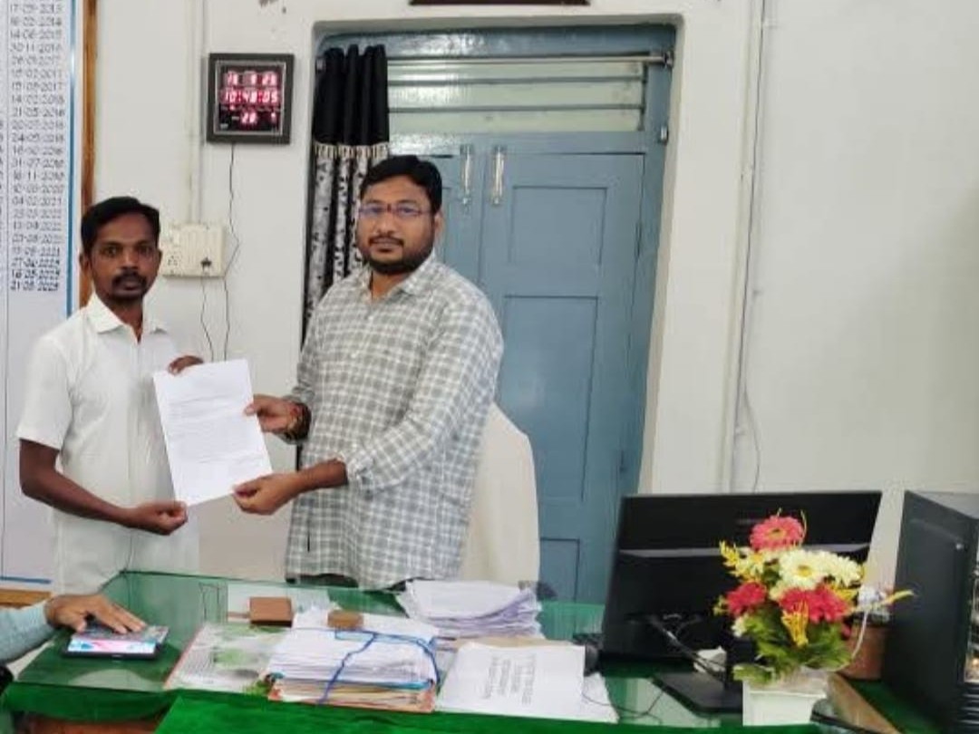 తహసీల్దార్‌కు వినతి పత్రం అందజేసిన కర్నే బాబురావు