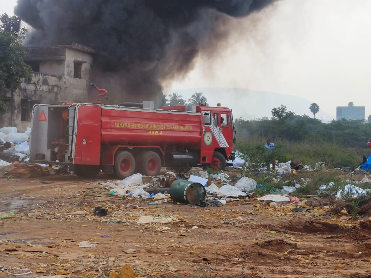 లంకెలపాలెంలో భారీ అగ్ని ప్రమాదం