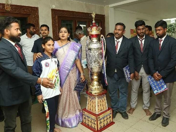 రాష్ట్రస్థాయి కరాటే పోటీల ట్రోఫీ ఆవిష్కరించిన హోం మంత్రి.!