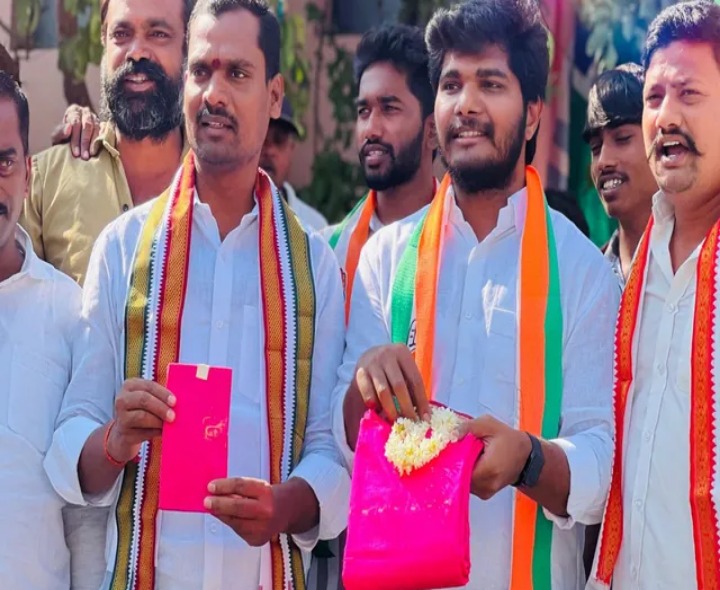 KTR కు చీర, పూలు పంపిన కాంగ్రెస్ నాయకులు