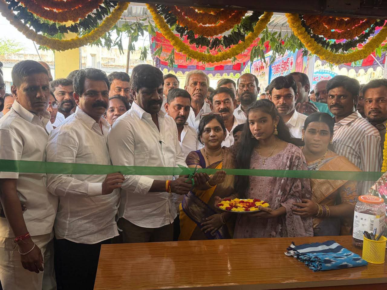 క్లినిక్ & మెడికల్ హల్‌ను ప్రారంభించిన ఎమ్మెల్యే