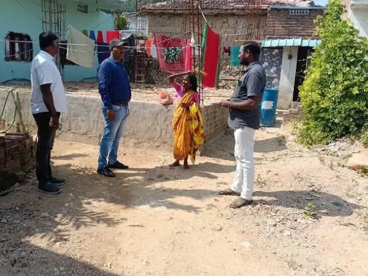 ఇళ్ల నిర్మాణాలను పరిశీలించిన కమిషనర్