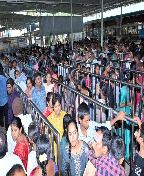 కాణిపాకంకు పోటెత్తిన భక్తులు