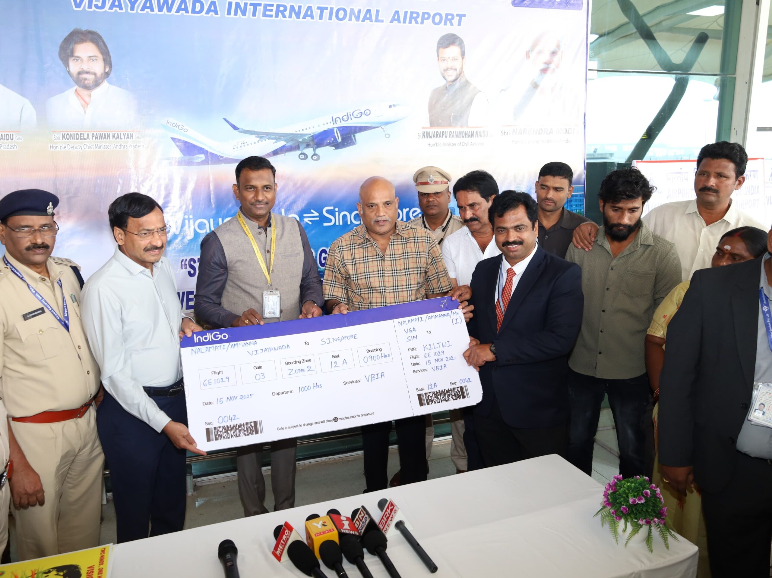 ప్రయాణికులకు బోర్డింగ్ పాస్ అందజేసిన ఎమ్మెల్యే