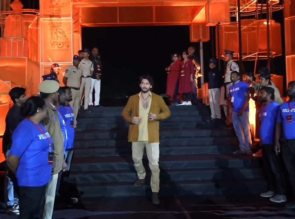 GLOBETROTTER: మహేష్ ఎంట్రీ చూశారా?