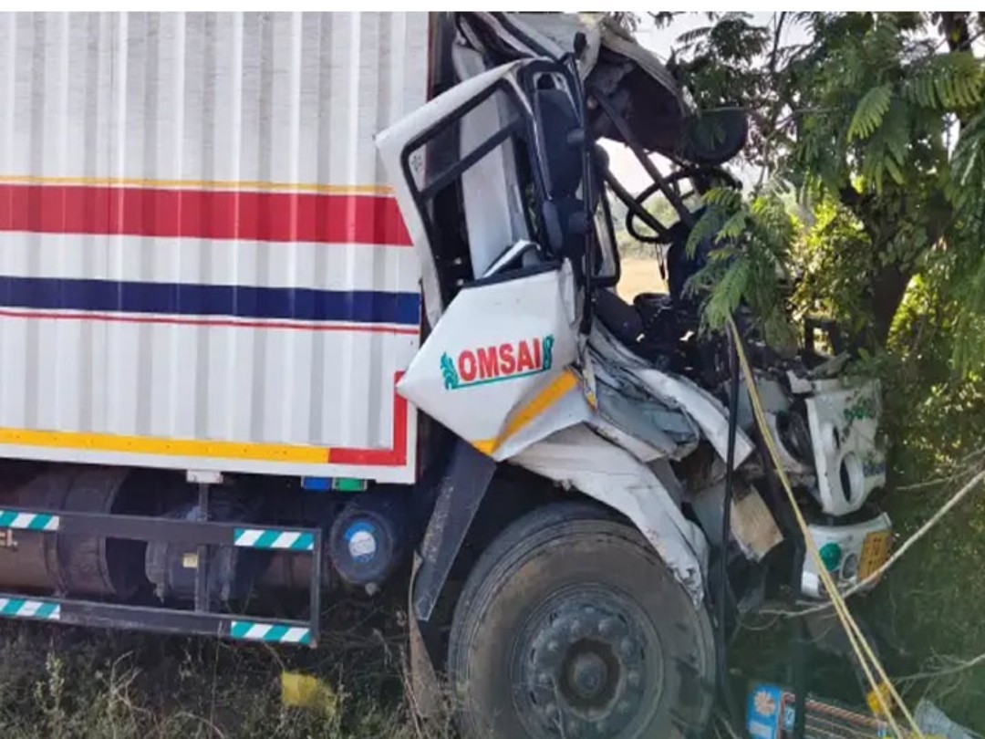 రెండు లారీలు ఢీ.. డ్రైవర్ కి తీవ్రగాయాలు