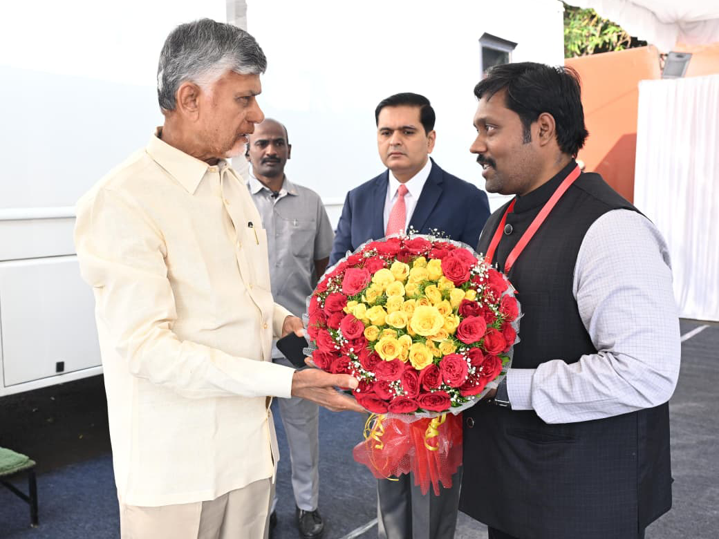 సీఎంతో వీఎంఆర్‌డీఏ కమిషనర్‌ భేటీ