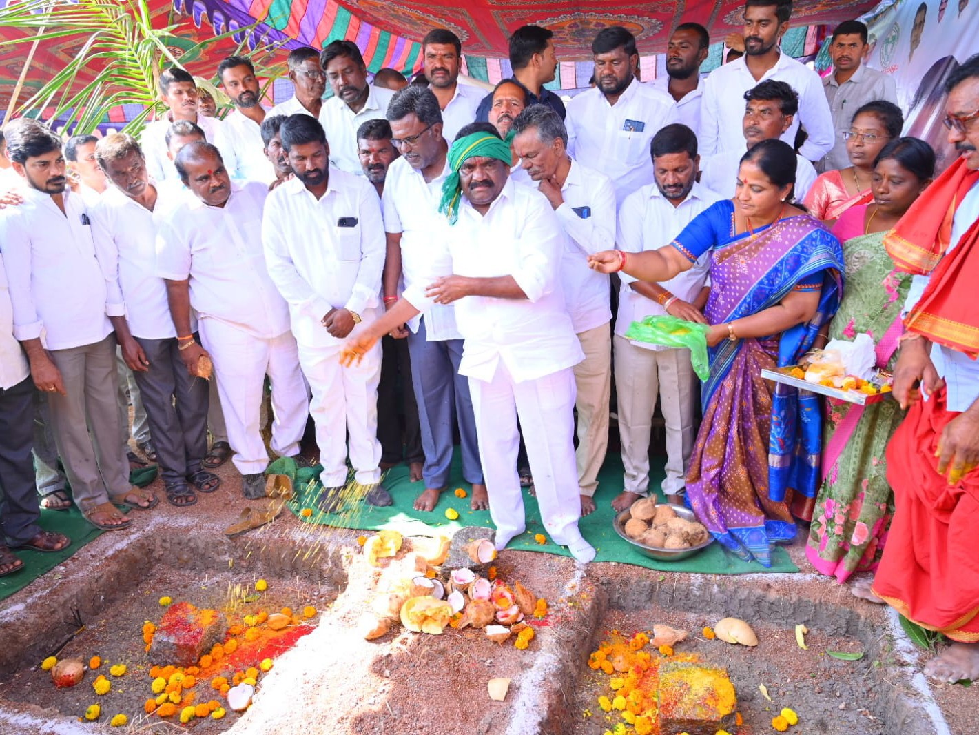 ప్రభుత్వ కార్యాలయాలకు భూమి పూజ చేసిన ఎమ్మెల్యే