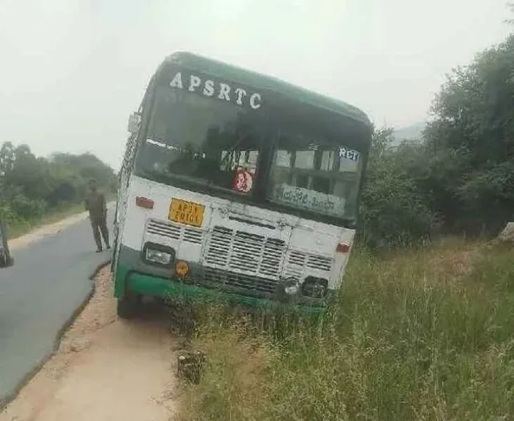 కారును తప్పించబోయి పక్కకు ఒరిగిన బస్సు