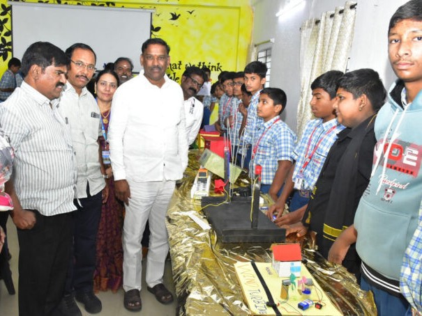 ‘అంతర్జాతీయ స్థాయిలో రాణించేలా బోధన చేయాలి’