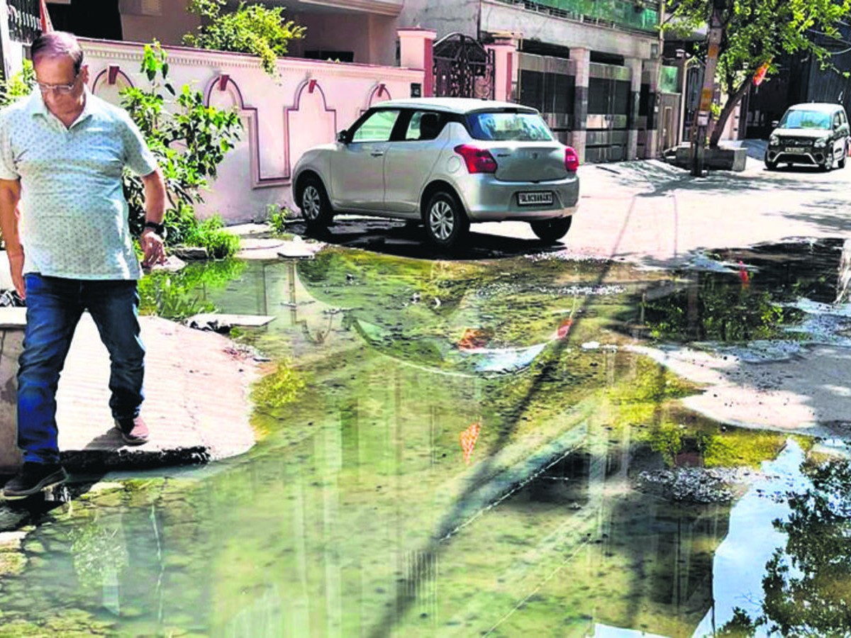 వాటర్ పైప్ లీకేజీ.. రోడ్డుపై మురుగు