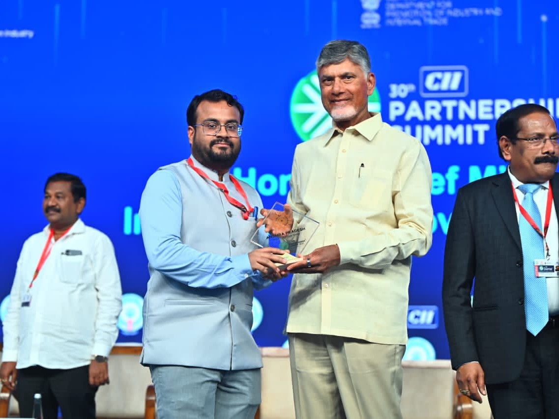 సీఎం చేతుల మీదుగా మెమొంటో అందుకున్నజాయింట్ కలెక్టర్