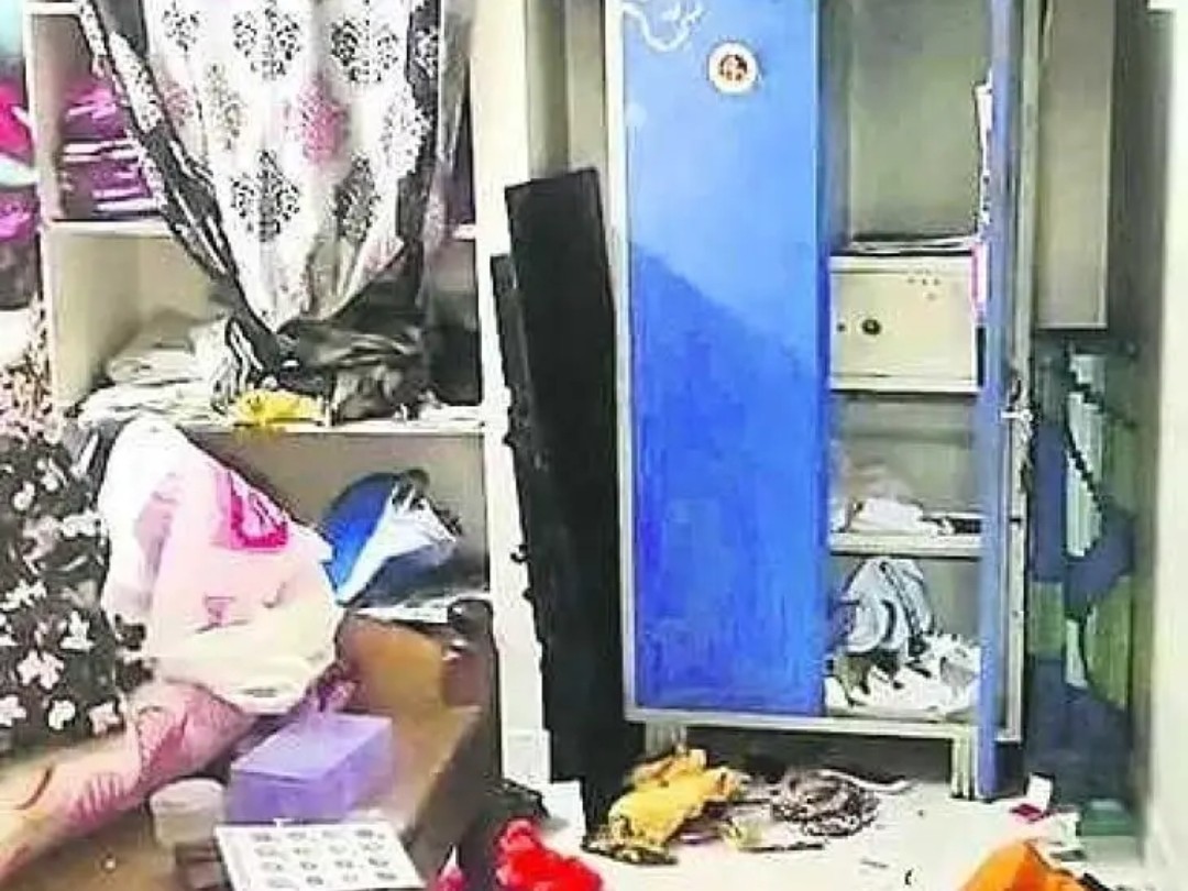 రైల్వే ఉద్యోగి ఇంట్లో భారీ చోరీ