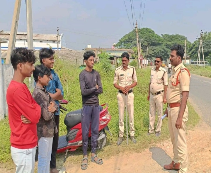 మైనర్లకు కౌన్సిలింగ్ నిర్వహించిన ఎస్సై