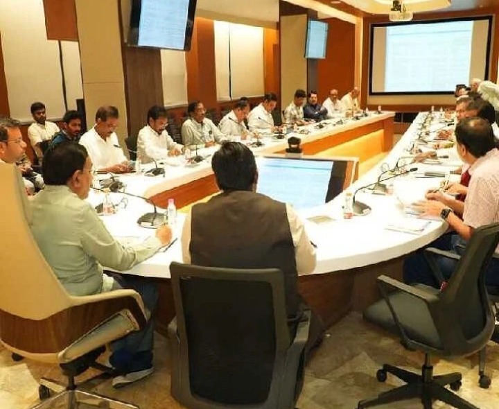 విశాఖలో అభివృద్ధి పనులు త్వరగా పూర్తి చేయాలి: మంత్రి