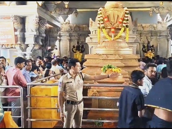 భద్రాద్రి రామయ్య ఆలయానికి భక్తుల తాకిడి