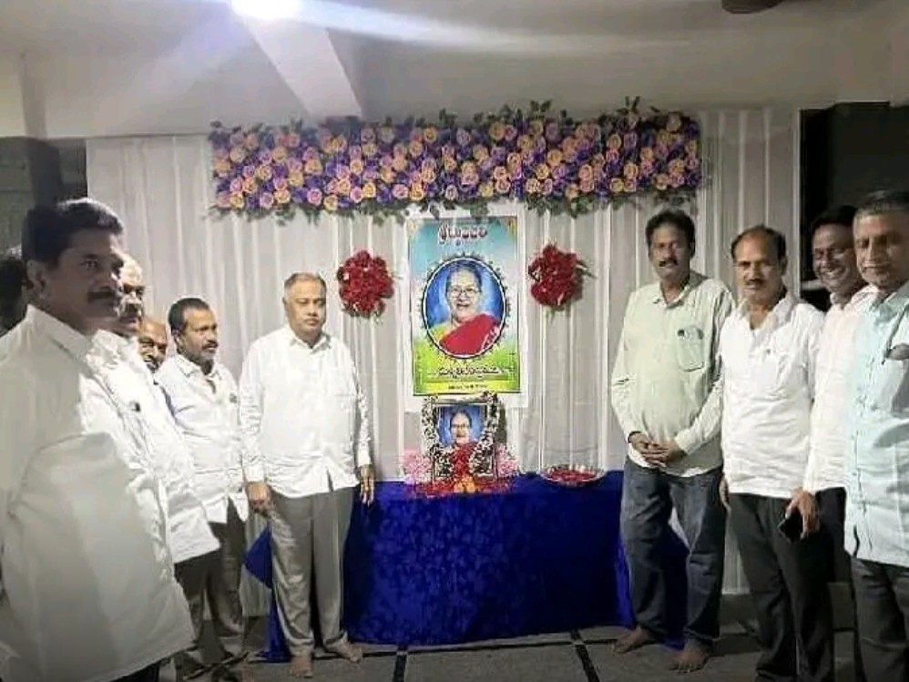 కార్పొరేటర్ కుటుంబానికి మాజీ ఎమ్మెల్యే పరామర్శ