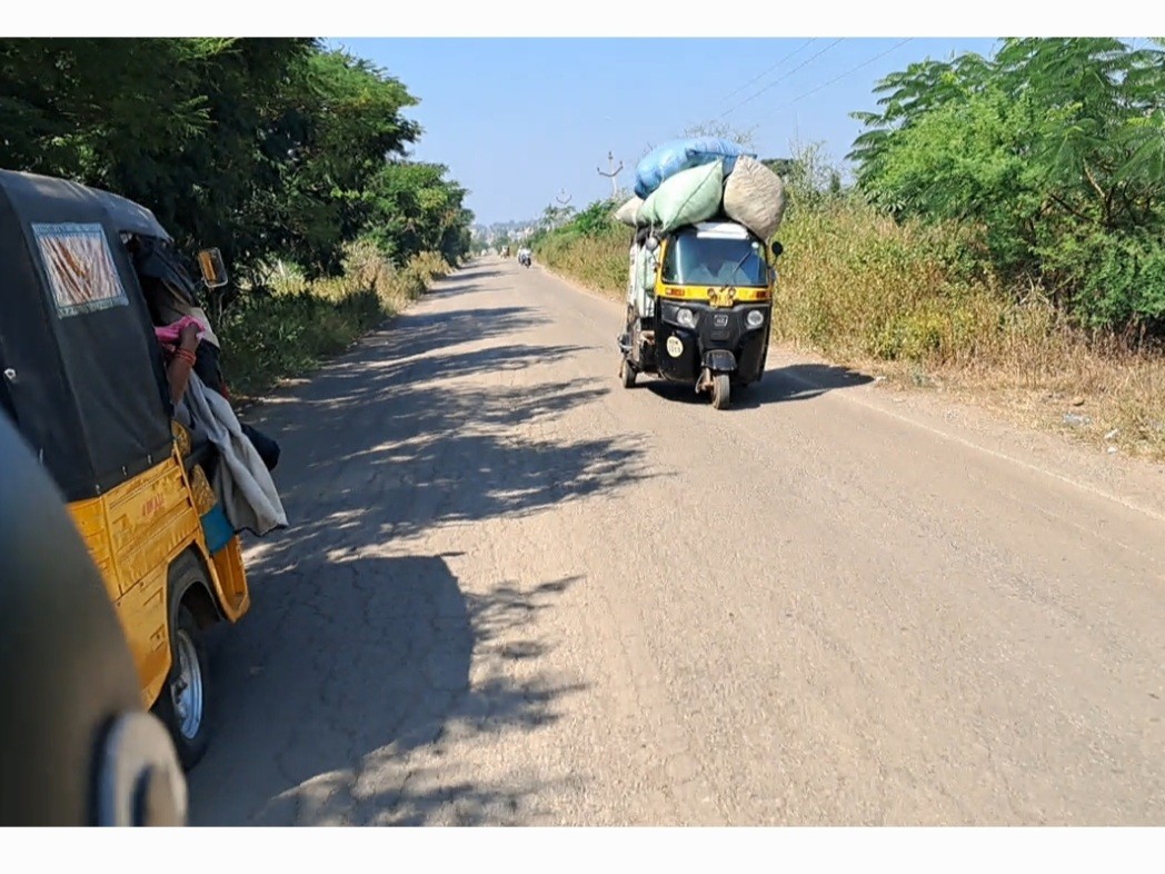 గుంతల రోడ్డులో ప్రయాణం అవస్థలు