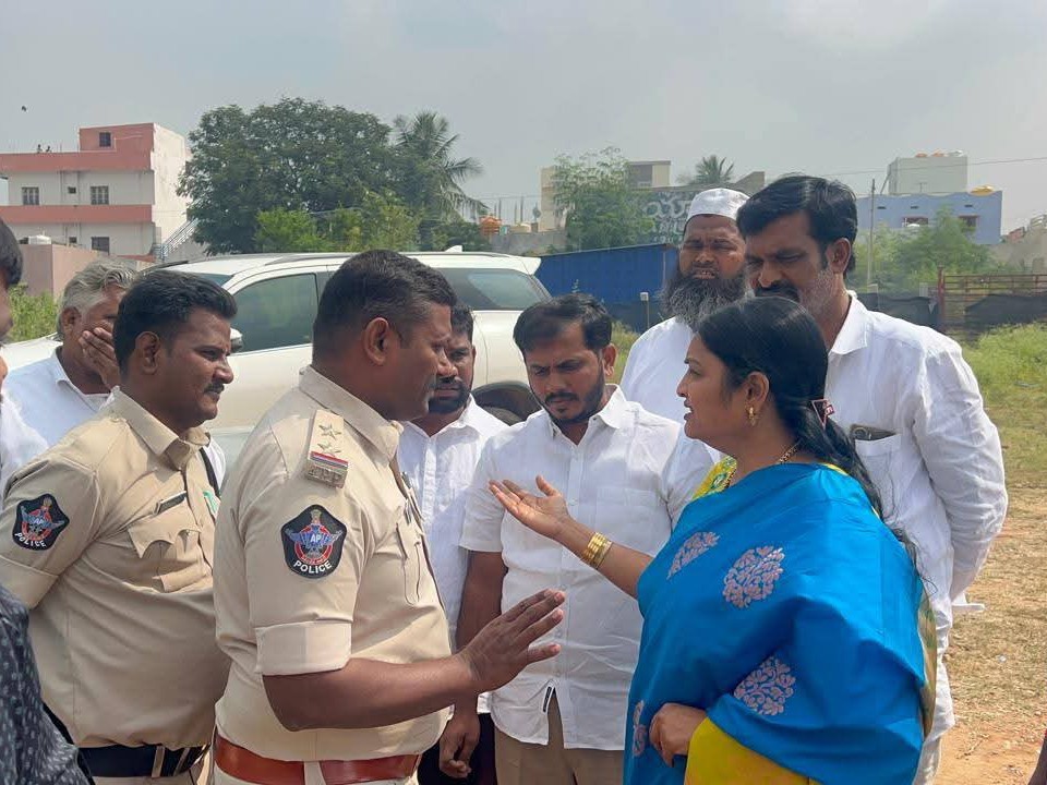 ఉషశ్రీ చరణ్‌ను అడ్డుకున్న పోలీసులు