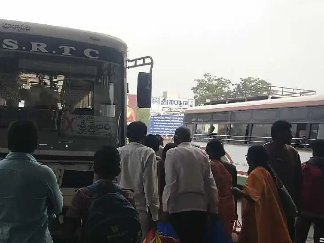 బస్ స్టాప్‌‌ల వద్ద బస్సులు ఆపరా: ప్రయాణీకులు