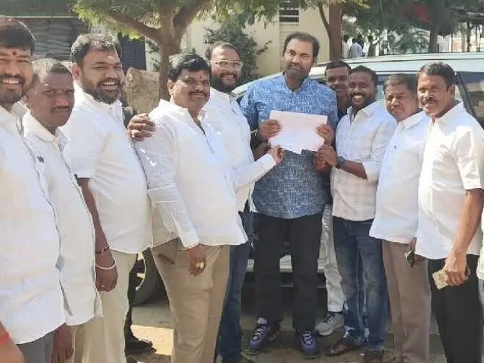 సీసీ రోడ్లు మంజూరు చేయాలని ఎమ్మెల్యేకు వినతి