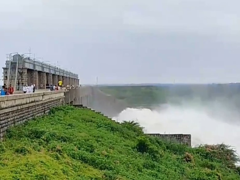 నిజాంసాగర్ ప్రాజెక్ట్ గేటు ఎత్తివేత