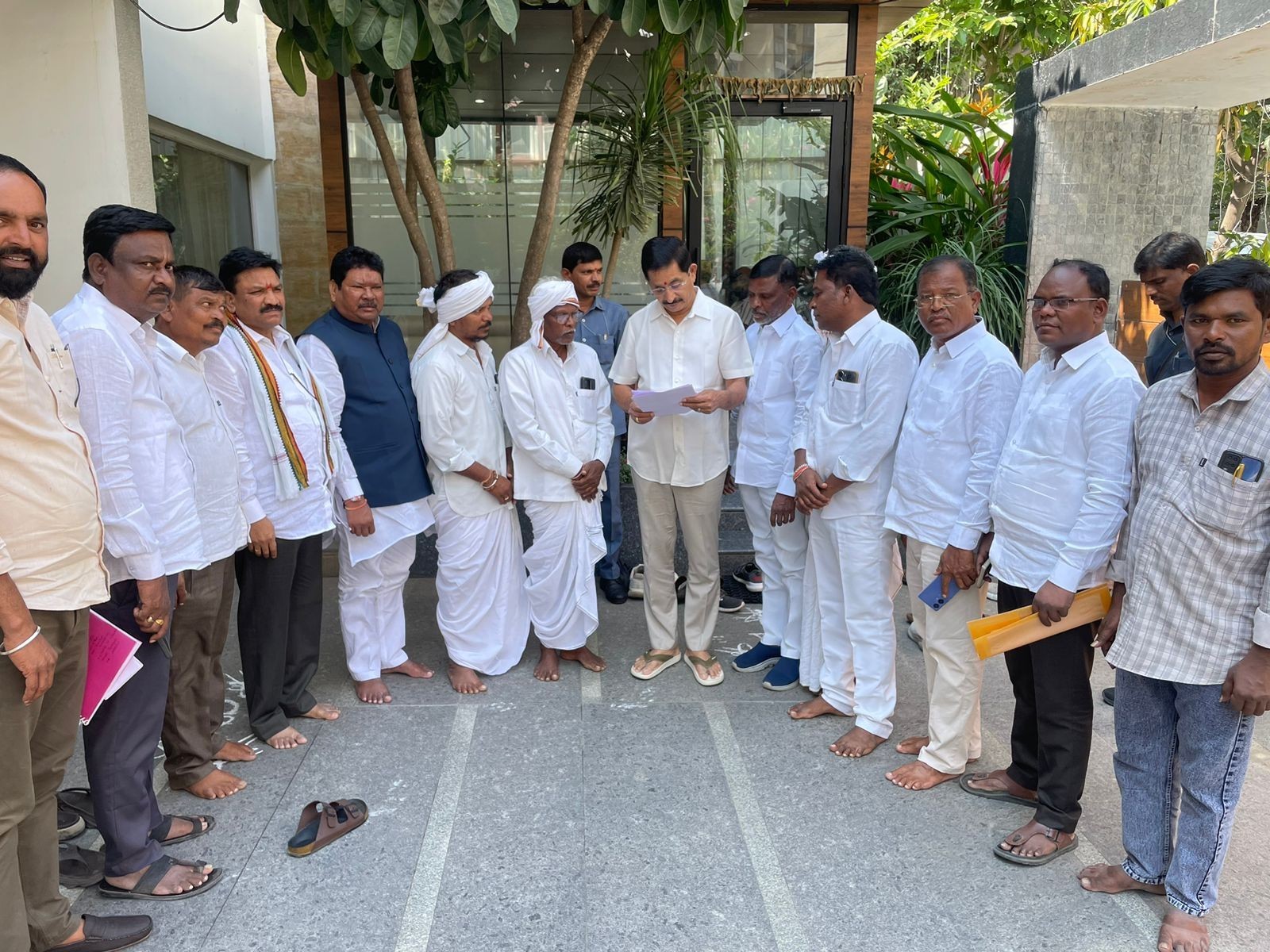 ‘జిల్లా అభివృద్ధికి నిధులు కేటాయించాలని వినతి’