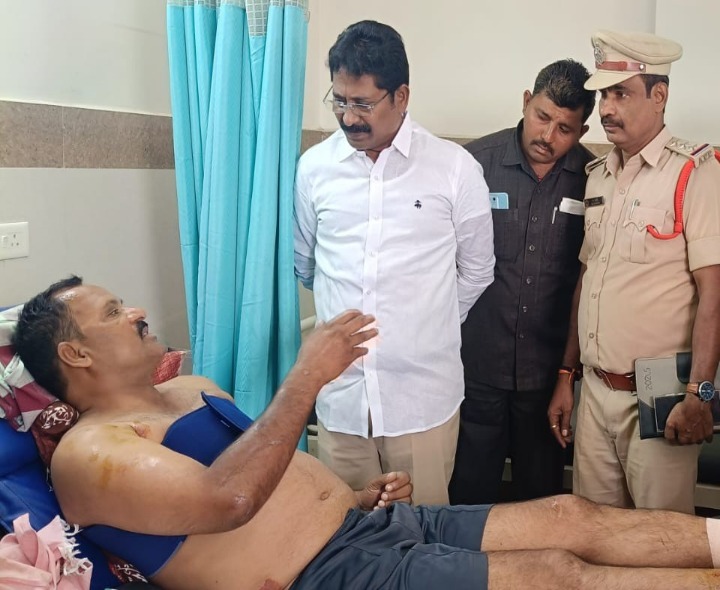 కానిస్టేబుల్‌ను పరామర్శించిన ఎమ్మెల్యే