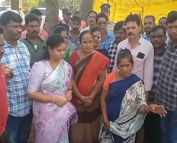 అగ్నిప్రమాదం వారికి  పక్కా గృహం నిర్మిస్తాం: ఎమ్మెల్యే