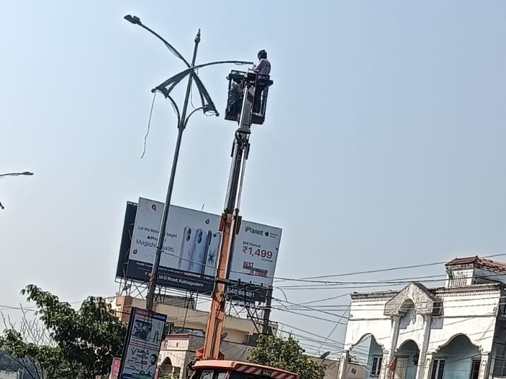 సెంట్రల్ లైటింగ్‌కు మరమ్మతులు చేయించిన సీపీఐ నాయకులు