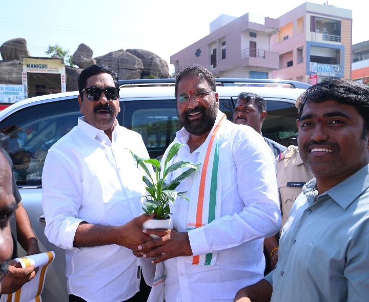 మంత్రి శ్రీహరిని మర్యాదపూర్వకంగా కలిసిన MLA