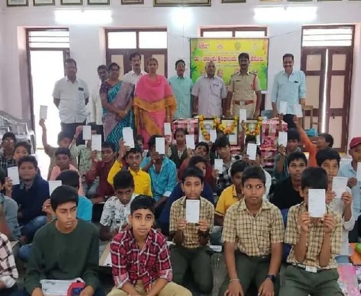 యువత పుస్తక పఠనం అలవర్చుకోవాలి: సీఐ