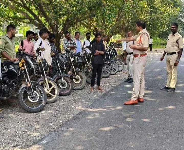 తూర్పు గంగవరంలో వాహనాల తనిఖీ చేసిన ఎస్సై